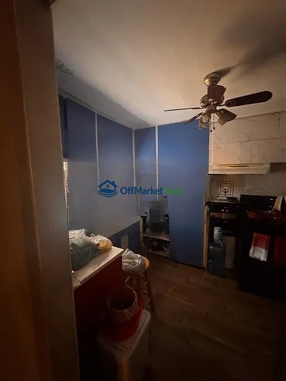 Off-market house in Phoenix, Arizona — 3 beds, 2 baths, $235,000 — photo 8 of 8