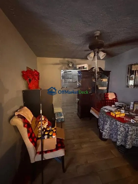 Off-market house in Phoenix, Arizona — 3 beds, 2 baths, $235,000 — photo 7 of 8