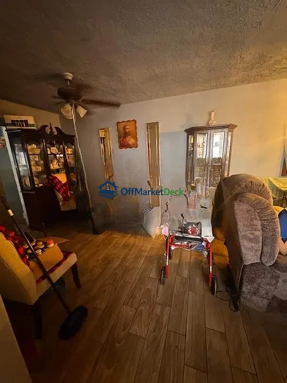 Off-market house in Phoenix, Arizona — 3 beds, 2 baths, $235,000 — photo 6 of 8