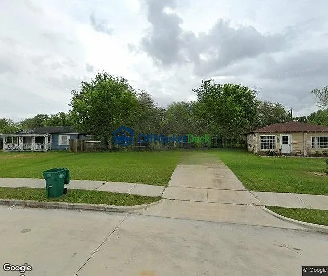 Off-market house in Pasadena, Texas — 2 beds, 1 bath, $64,000 — photo 2 of 3