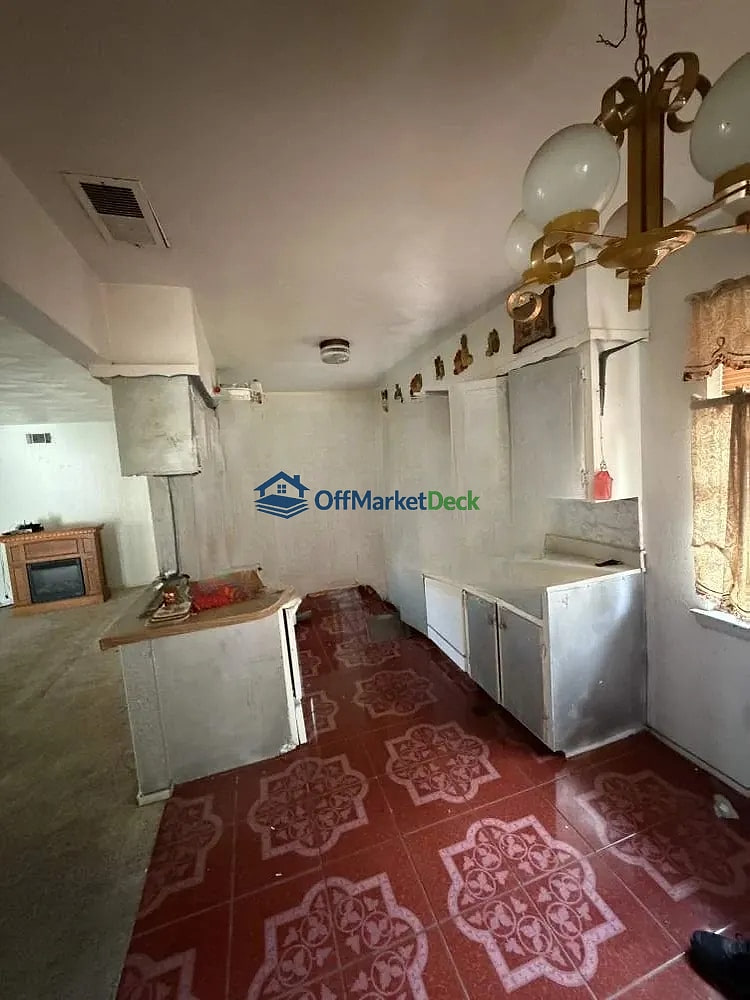 Off-market house in Dallas, Texas — 3 beds, 2 baths, $375,000 — photo 8 of 8