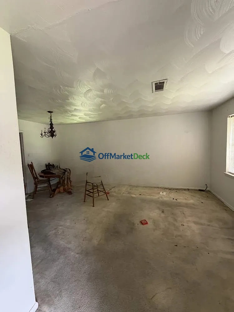 Off-market house in Dallas, Texas — 3 beds, 2 baths, $375,000 — photo 4 of 8