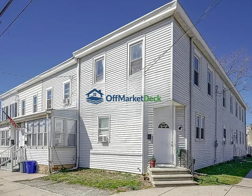 Off-market townhome in Gloucester City, New Jersey — 5 beds, 3 baths, $145,000 - Blurred background Image