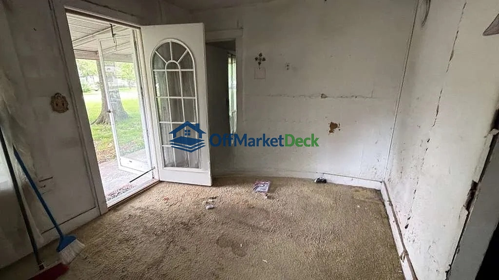 Off-market house in Warren, Michigan — 2 beds, 1 bath, $54,900 — photo 4 of 8