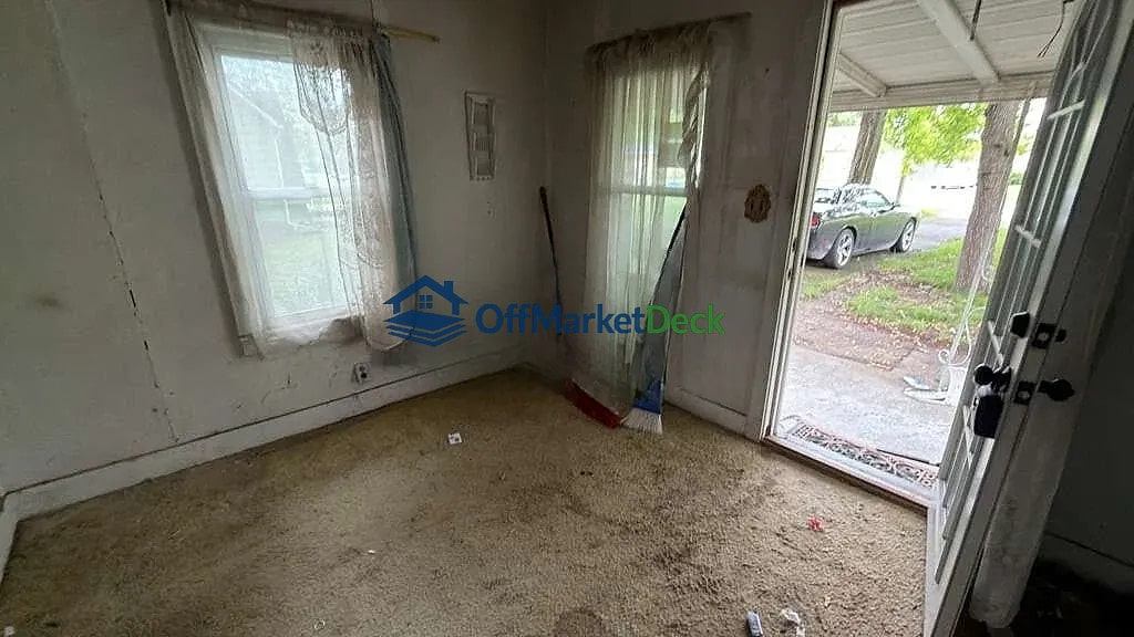 Off-market house in Warren, Michigan — 2 beds, 1 bath, $54,900 — photo 5 of 8