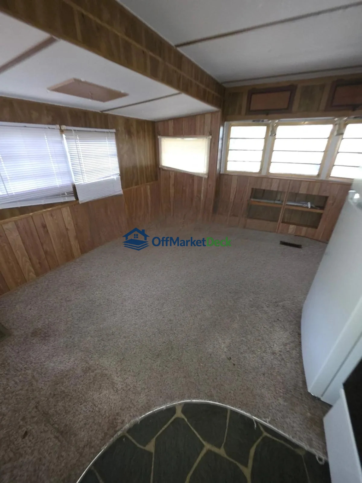 Off-market house in Zephyrhills, Florida — 1 bed, 1 bath, $12,000 — photo 4 of 8